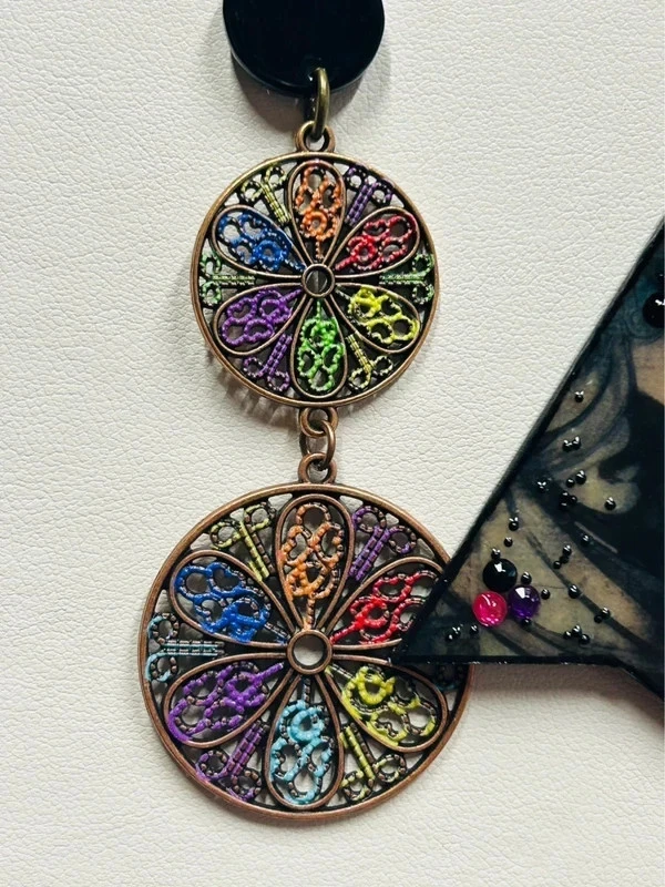 Boucles d’oreilles dépareillées multicolores et noires – photo 4